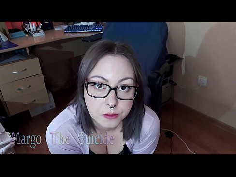 ❤️ Merch Sexy gyda Sbectol Yn Sugno Dildo'n Ddwfn ar y Camera ❤ Porno vk wrthon ni